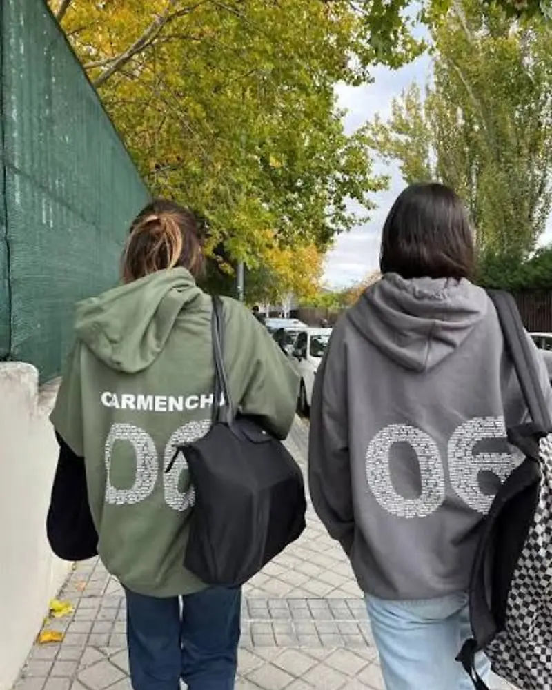 Dos sudaderas personalizadas con nombres y número de promoción