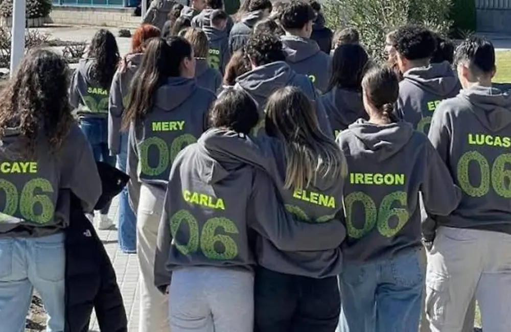 Estudiantes con nombres y números personalizados en sus sudaderas